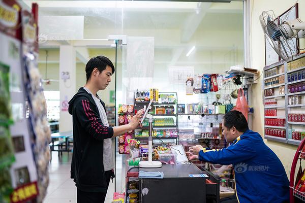 乐鱼官网开户-女子因蒜苗被轧怒砸奔驰车
，河南警方：双方就财产损失达成谅解