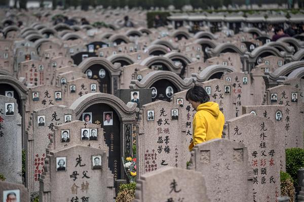 牛牛金花游戏app-女子乘自动扶梯上楼半个身子突然被“卷入”，消防紧急救援