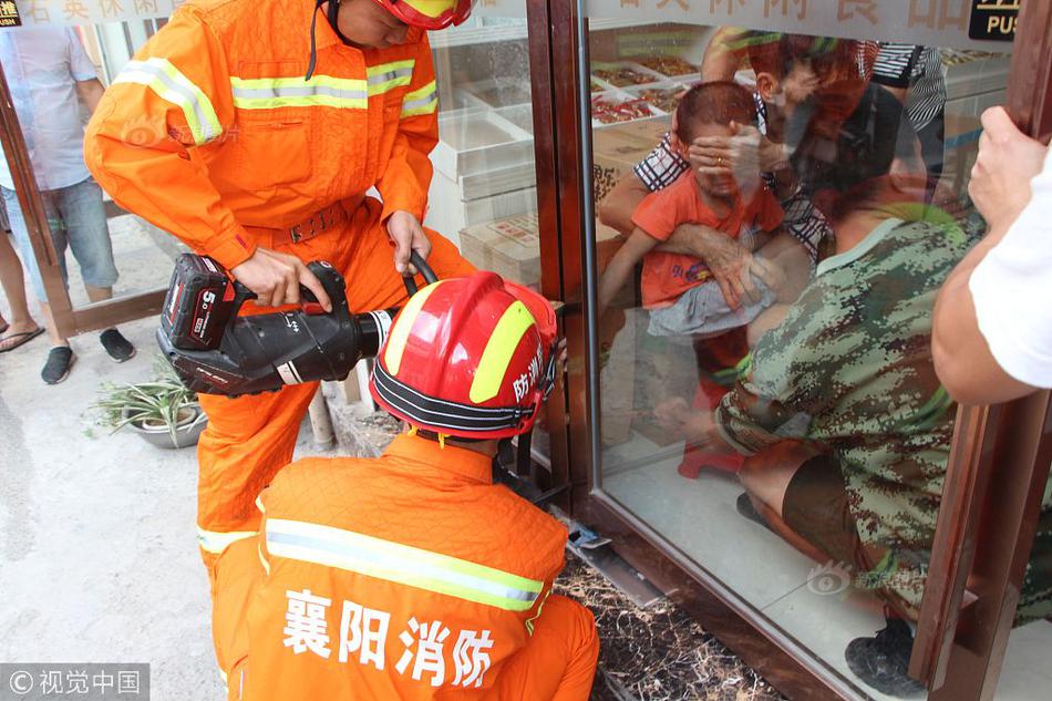 开元官网最新-新疆小女孩在机场即兴跳舞