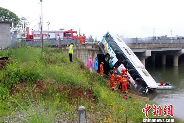 开云电子娱乐-官方通报女子半截身子卷入扶梯