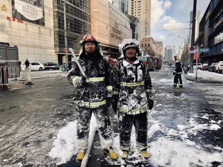 开云网页版appapp-宋雨琦银发满满科技感 抹胸烟熏妆似摇滚少女