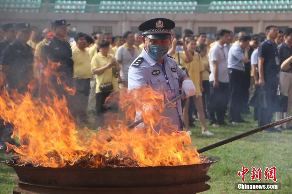 千亿官网登录入口-张元英连转两次圈