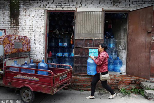 米兰体育app安装-重庆一女子在奶茶店脱光上衣