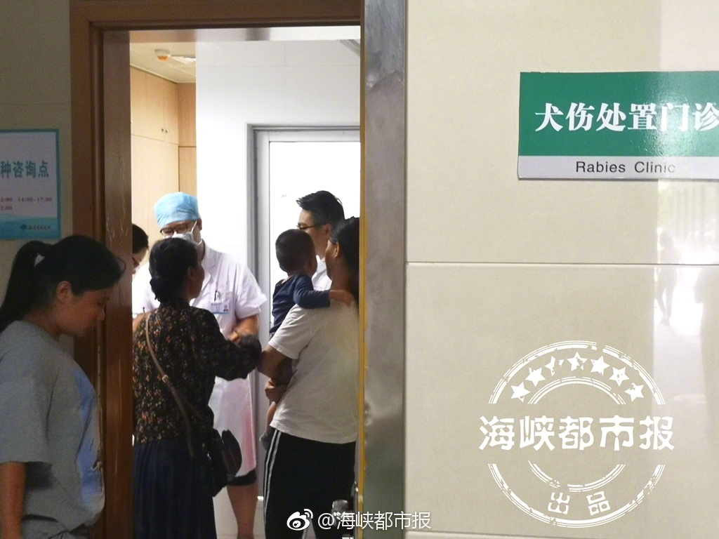 hth华体官方下载app-女子被超市自动扶梯“卷入”，丈夫：妻子仍在ICU，有截肢风险