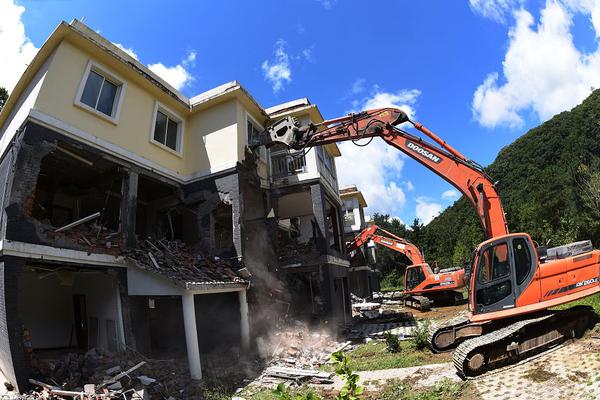 b体育登录入口-男子举报教师妻子骗钱赌博枉为人师，教育局回应「已接到举报，正在调查」，如何看待此事？