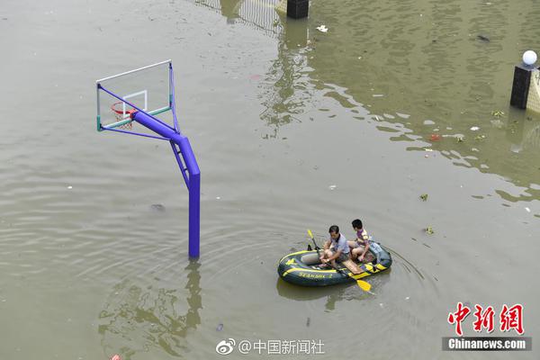 bob官方官网下载-女子乘自动扶梯上楼半个身子突然被“卷入”	，消防紧急救援