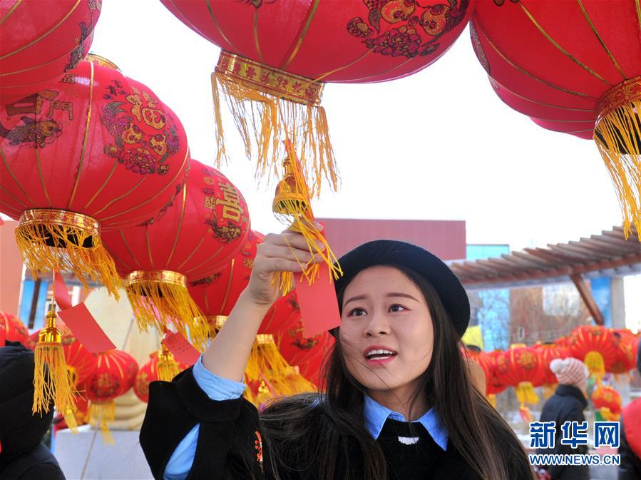 三亿体育app下载官网-《穿过月亮的旅行》：绿皮火车时代的浪漫之旅