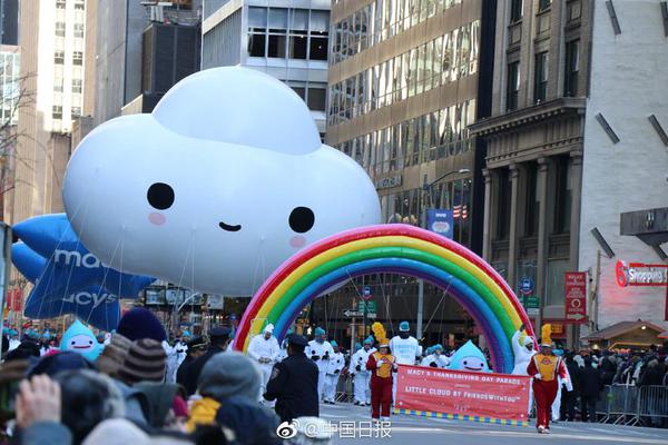 亚星登录入口-平顶山执法人员拉扯女子抢夺手机