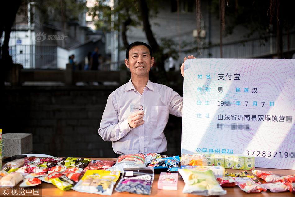 赢钱可提现的游戏-新疆小女孩在机场即兴跳舞