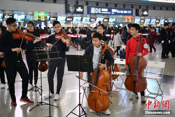 仟亿娱乐官网-新疆小女孩在机场即兴跳舞