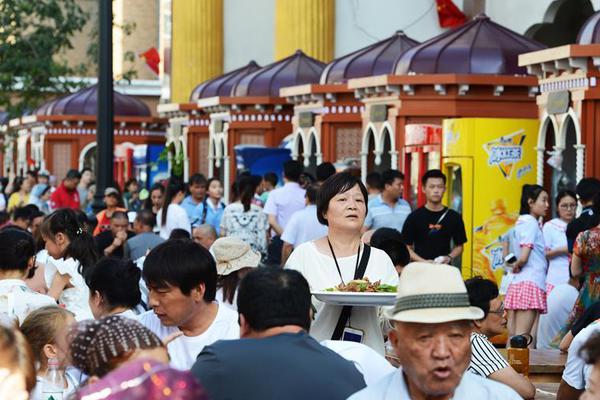 星空官方登录入口-今年唯一日全食:太阳被吞成指环