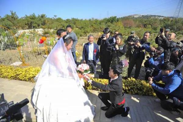 银河十大平台-一周没见到妈妈的孩子，再见妈妈变得小心翼翼，眼神里充满了仓促