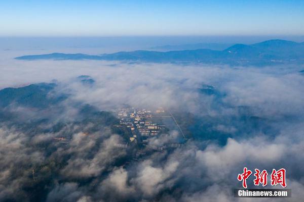 天博tb官网app-平顶山执法人员拉扯女子抢夺手机