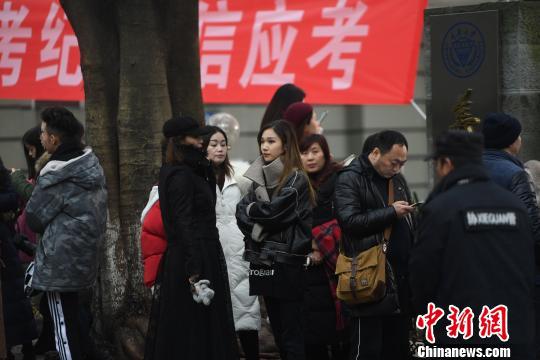 华体网页版登录-从垃圾桶里翻、自己网上买，部分小学生沉迷“烟卡”需警惕