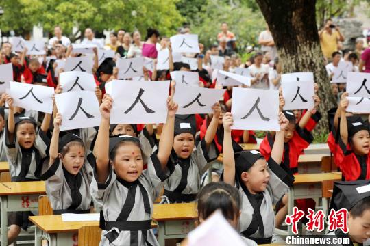 江南官方入口-女子称机场上厕所遭男孩强行推门