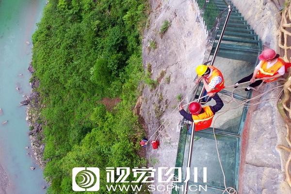 英亚官网平台下载-上海时装周女明星新中式造型