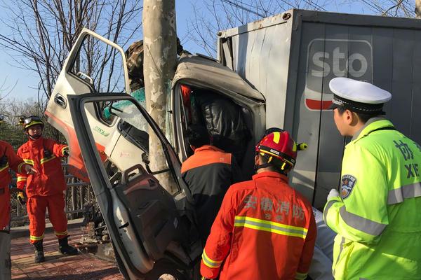 米博app体育-女子因蒜苗被轧怒砸奔驰车，河南警方：双方就财产损失达成谅解