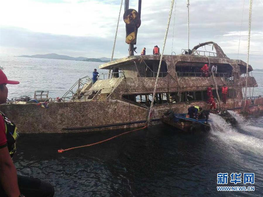 星空app网站-重庆一女子在奶茶店脱光上衣