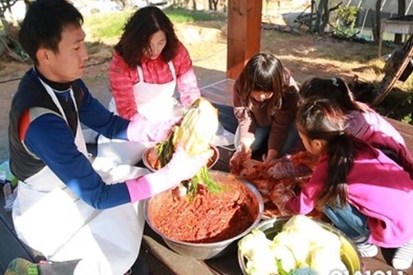 买球的足彩ap推荐-男子举报教师妻子骗钱赌博枉为人师，教育局回应「已接到举报，正在调查」	，如何看待此事	？