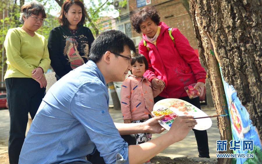 可提现游戏-新疆小女孩在机场即兴跳舞