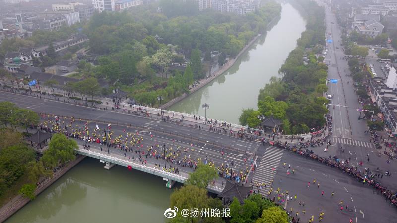 b 体育下载-周雨彤一次醉酒换来一生内向