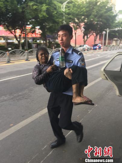 开云入口-女子因蒜苗被轧怒砸奔驰车，河南警方	：双方就财产损失达成谅解