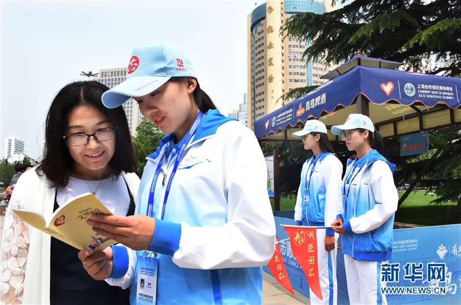 盈彩在线官网-挑战150斤巨型金枪鱼
，极限6人轮番拉线，切生鱼片鲜味生猛