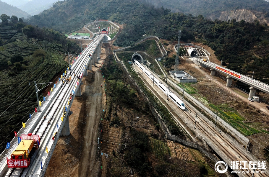 百老汇电子游戏平台-新疆小女孩在机场即兴跳舞