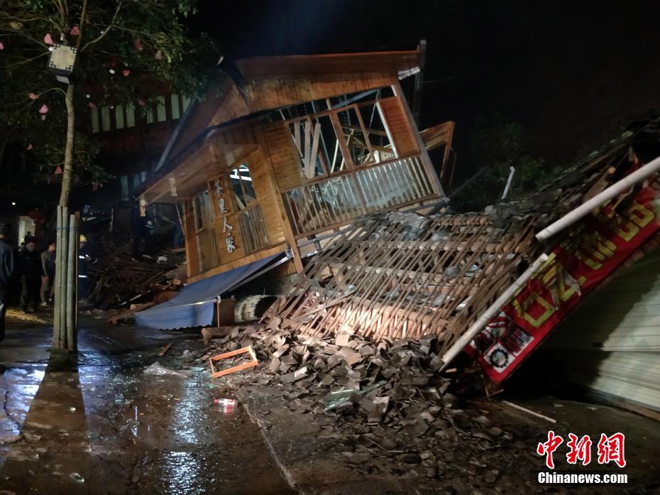 半岛星空体育-泸州龙马潭
�：蓝花楹盛开 城市成花海