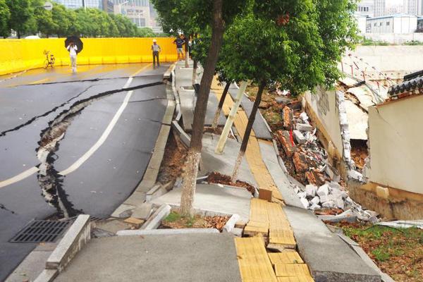 bob客户端-小米SU7后视镜雨天可开启加热功能