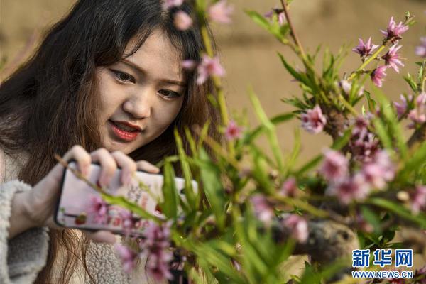 澳门赌彩官网下载-女朋友做了我爱吃的菜等了我一晚上
，但是父母留我吃饭放了她鸽子，现在她很伤心	�。应该怎么办?