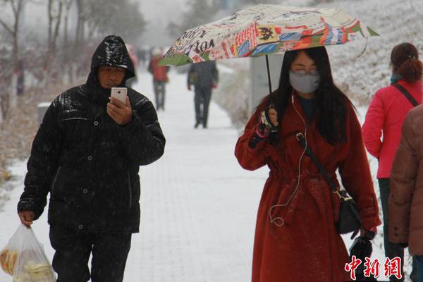 江南登录入口app下载-平顶山执法人员拉扯女子抢夺手机