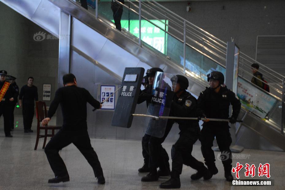 半岛星空体育-女子因蒜苗被轧怒砸奔驰车
，河南警方：双方就财产损失达成谅解