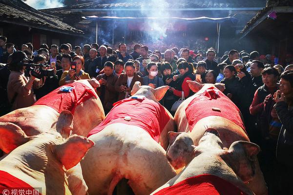 万赢娱乐官网-新疆小女孩在机场即兴跳舞