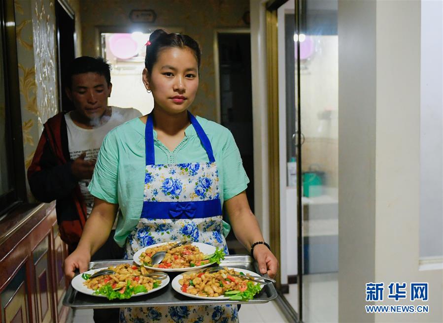 下载8868平台-从垃圾桶里翻	、自己网上买，部分小学生沉迷“烟卡”需警惕