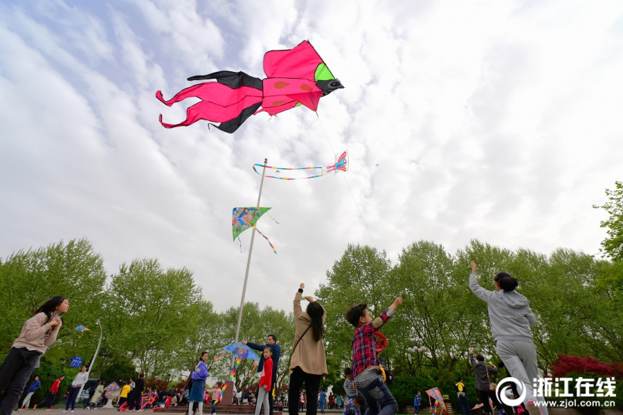 英亚官网平台下载-今年唯一日全食:太阳被吞成指环