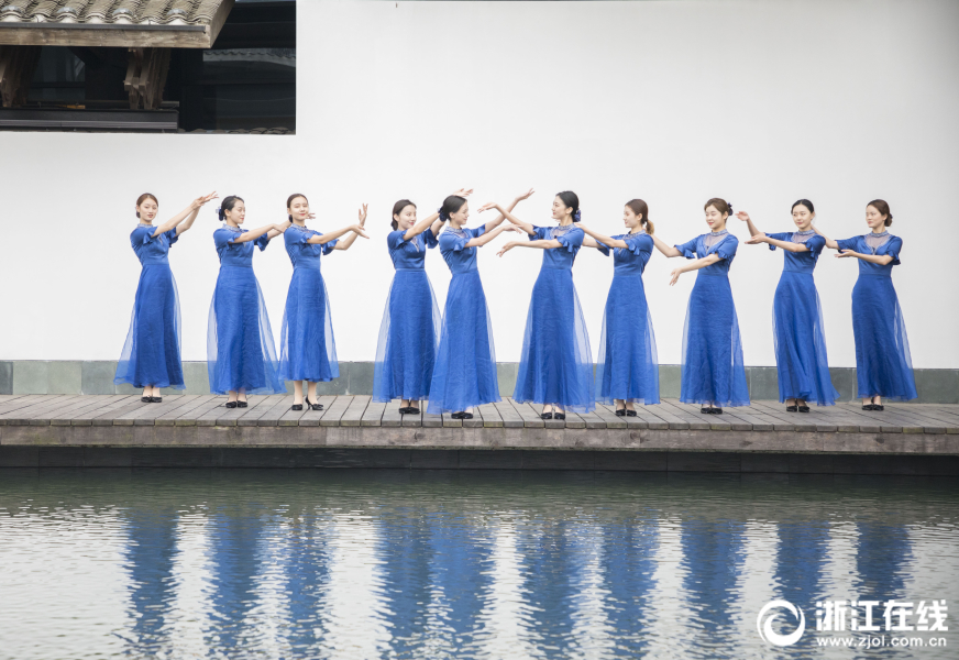 千亿官网登录入口-重庆一女子在奶茶店脱光上衣