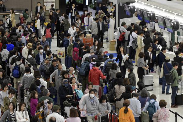 赢钱可提现的游戏-女子乘自动扶梯上楼半个身子突然被“卷入”，消防紧急救援