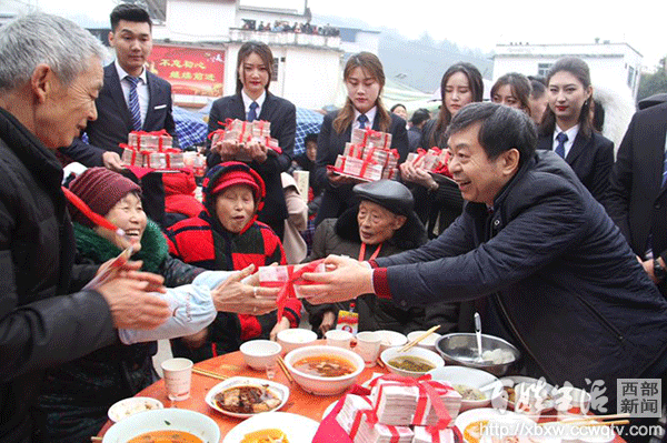 澳门官方平台-从垃圾桶里翻、自己网上买
，部分小学生沉迷“烟卡”需警惕