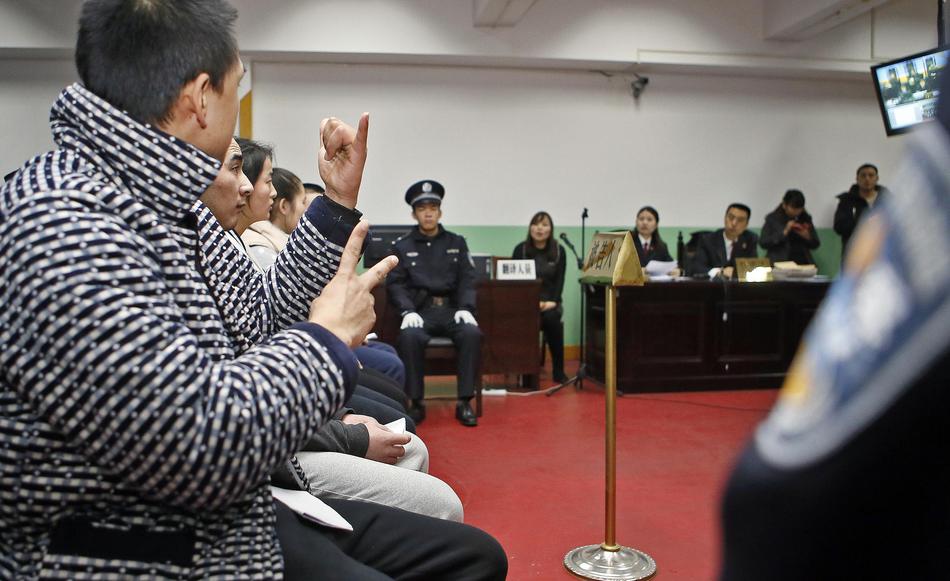 半岛电子下载官网-女子因蒜苗被轧怒砸奔驰车，河南警方
：双方就财产损失达成谅解