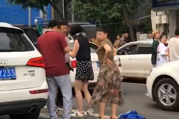 十大滚球app官网-遇袭身亡律师去年刚结婚 父母务农