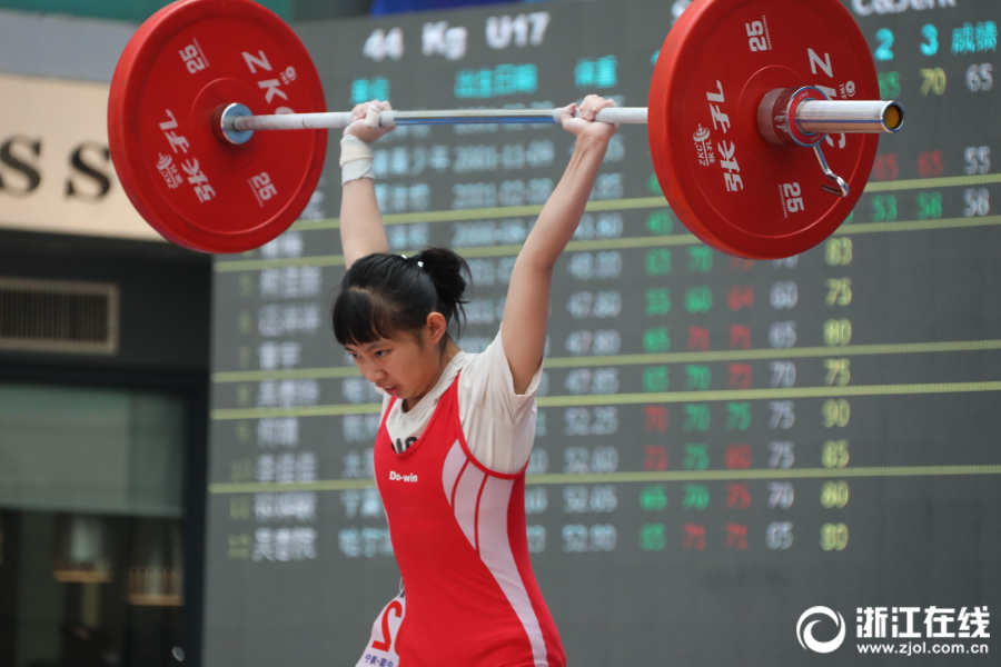 半岛网页版登录入口-落坡岭女书记入选感动中国