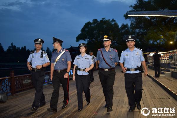 乐鱼官网开户-女子因蒜苗被轧怒砸奔驰车
，河南警方
：双方就财产损失达成谅解