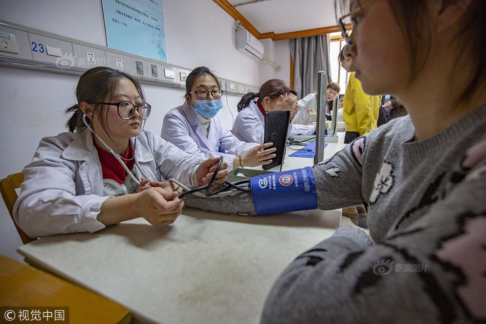 米兰体育app安装-重庆一女子在奶茶店脱光上衣