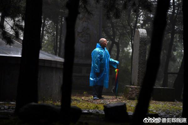 aoa在线体育平台-南宁举行盛大升旗仪式 上万群众共庆新中国75周年华诞