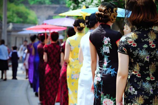 澳门正规的电子游戏网址-女子因蒜苗被轧怒砸奔驰车，河南警方：双方就财产损失达成谅解