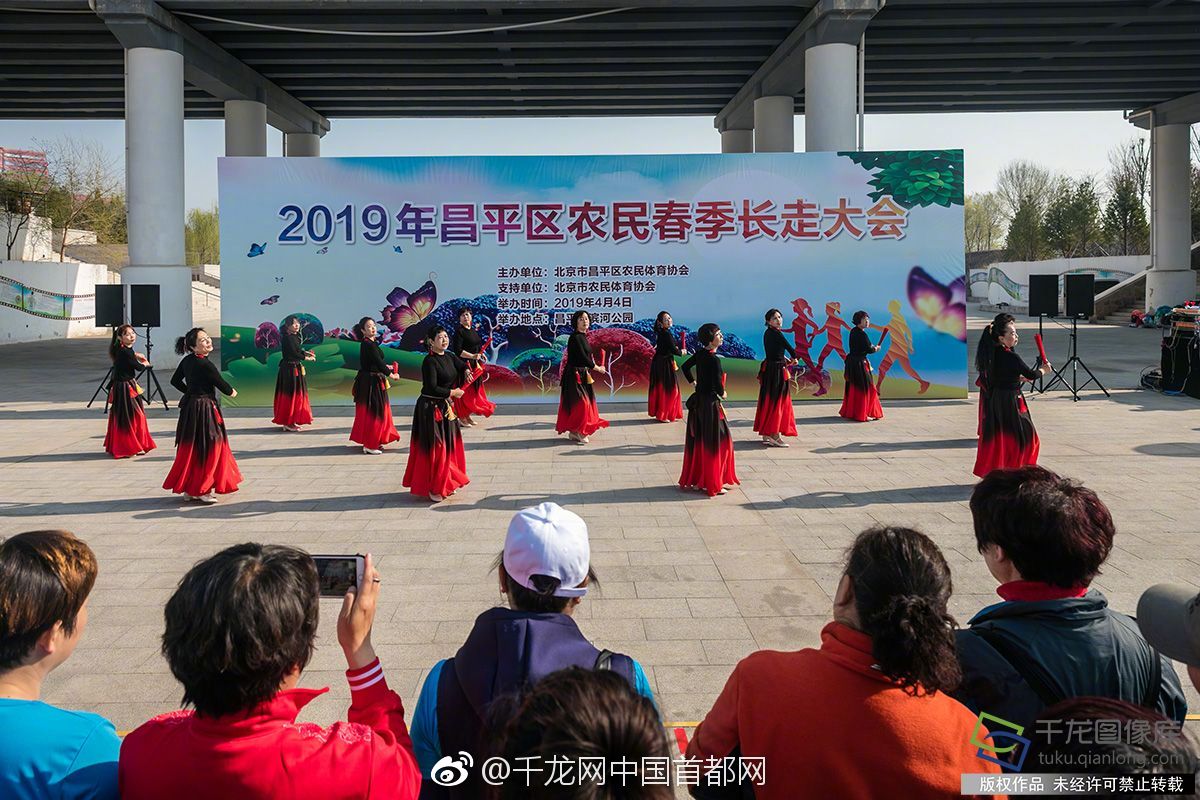 pg电子娱乐十大平台-新疆小女孩在机场即兴跳舞