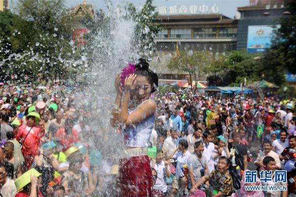 半岛体彩app下载-牧民摄影师多杰

：镜头下的山海与草原