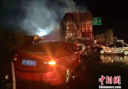 米博app体育-女子因蒜苗被轧怒砸奔驰车，河南警方
：双方就财产损失达成谅解