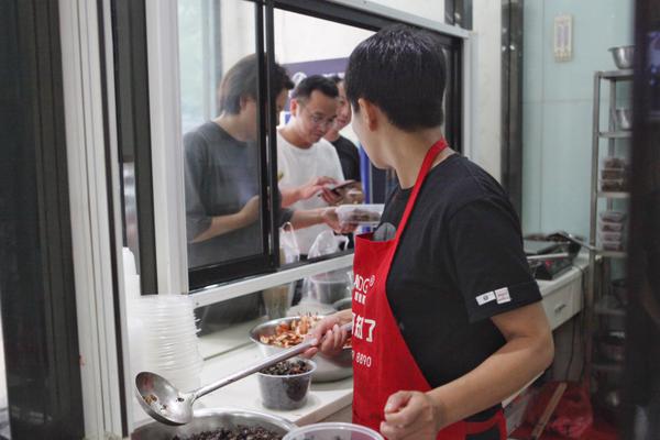 江南登录入口app下载-周雨彤 一次醉酒换来一生内向